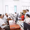 Phó Chủ tịch UBND tỉnh Tây Ninh Nguyễn Hồng Thanh (đứng bên phải) lắng nghe ý kiến của nhân dân đến làm thủ tục hành chính tại Trung tâm phục vụ Hành chính công xã Tân Đông. (Ảnh: Giang Phương/TTXVN)