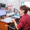Cán bộ Trung tâm phục vụ Hành chính công xã Tân Đông thực hiện quy trình giải quyết thủ tục hành chính trên các hệ thống phần mềm. (Ảnh: Giang Phương/TTXVN)