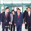 Quốc vụ khanh Bộ Quốc phòng Singapore Desmond Choo tiễn Thường trực Ban Bí thư Trần Cẩm Tú tại sân bay quốc tế Changi. (Ảnh: Phương Hoa/TTXVN)