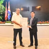 Bộ trưởng Ydael Pérez Brito trao Bằng khen cho tập thể các chuyên gia kỹ sư Việt Nam và Viện Khoa học nông nghiệp Việt Nam bởi những đóng góp to lớn cho hợp tác sản xuất lúa gạo Việt Nam-Cuba. (Ảnh: Việt Hùn/TTXVN)