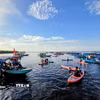 Hoạt động chèo SUP trên phá Tam Giang an toàn nhờ mực nước thấp (khoảng 80cm). (Ảnh: Mai Trang/TTXVN)