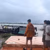 Sạt lở bờ sông Tiền thuộc ấp Tân Quới, xã Tân Long, tỉnh Đồng Tháp làm 4 căn nhà của người dân đổ sụp xuống sông. (Ảnh: TTXVN phát)