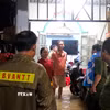 Hỗ trợ người dân di chuyển khỏi khu vực ngập sâu đến nơi an toàn. (Ảnh: Nguyễn Thanh/TTXVN)