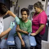 Tiêm phòng mũi vaccine phòng sởi-quai bị-rubella cho học sinh tại Mỹ. (Ảnh: AFP/TTXVN)