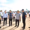 Đoàn công tác kiểm tra khu tái định cư Đông Cứu 1 phục vụ dự án Cảng hàng không quốc tế Gia Bình. (Ảnh: Thanh Thương/TTXVN)