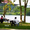 Người dân đến công viên bờ Bắc sông Hương, thành phố Huế để hóng mát, tránh nắng. (Ảnh: Nguyên Lý/TTXVN)
