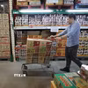 Người dân mua sắm tại siêu thị ở Bangkok, Thái Lan. (Ảnh: THX/TTXVN)