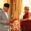 Tân Thủ tướng lâm thời Nepal Sushila Karki (phải) tuyên thệ nhậm chức sau khi được Tổng thống Ram Chandra Paudel (trái, phía trước) bổ nhiệm, tại Kathmandu, ngày 12/9/2025. (Ảnh: THX/TTXVN)