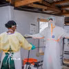 Nhân viên y tế thực hiện công tác khử trùng tại trung tâm điều trị bệnh nhân nhiễm virus Ebola ở thành phố Bunia, thủ phủ tỉnh Ituri, Cộng hòa Dân chủ Congo ngày 9/7/2026. (Ảnh: THX/TTXVN phát)