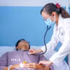 Bác sỹ Bệnh viện Nhân dân Gia Định khám cho nạn nhân ngộ độc thực phẩm sau khi ăn bánh mì sáng 10/11. (Ảnh: TTXVN phát)