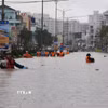 Mưa lũ hồi tháng 11 gây ngập sâu trên đường 23 tháng 10 phường Tây Nha Trang (Khánh Hòa). (Ảnh: Nguyễn Thành/TTXVN)