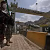 Binh sỹ Pakistan đứng gác tại cửa khẩu biên giới Torkham ở huyện Khyber, Pakistan. (Ảnh: AP)