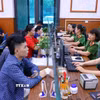 Cán bộ, chiến sỹ Công an phường Hoa Lư, tỉnh Ninh Bình tiếp nhận và giải quyết thủ tục hành chính của người dân tại Trung tâm hành chính công. (Ảnh: Phạm Kiên/TTXVN)