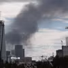 Khói bốc lên từ thành phố Tel Aviv, Israel sau cuộc tấn công đáp trả của Iran ngày 28/2/2026. (Ảnh: THX/TTXVN)