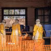 Nhân viên y tế chuyển bệnh nhân Ebola tại trung tâm điều trị ở Ituri, Cộng hòa Dân chủ Congo. (Ảnh: THX/TTXVN phát)