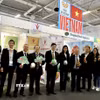 Các đại biểu khai trương gian hàng Việt Nam tại Fruit Logistica 2025. (Ảnh: Phương Hoa/TTXVN)