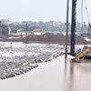Tuyến đường kết nối di sản văn hoá du lịch và phát triển kinh tế dọc sông Hồng đoạn qua xã Hiệp Cường bị ngập một số đoạn, không thể thi công. (Ảnh: Thế Duyệt/TTXVN)