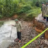 Lãnh đạo xã Linh Sơn và lực lượng chức năng khắc phục sự cố sạt lở trên tuyến đường trong xã. (Ảnh: Nguyễn Nam/TTXVN)
