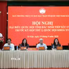 Phó Chủ tịch Thường trực Quốc hội Đỗ Văn Chiến và các đồng chí chủ trì buổi tiếp xúc cử tri. (Ảnh: Đồng Thúy/TTXVN)