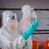 Nhân viên y tế làm việc tại trung tâm điều trị Ebola tại CHDC Congo. (Ảnh: THX/TTXVN phát)