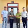 Tiếp nhận cá thể Rùa núi vàng từ Ủy ban Nhân dân xã Nam Ba Đồn, Quảng Trị. (Ảnh: TTXVN phát)