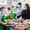 Đoàn kiểm tra liên ngành phường Cửa Nam, Hà Nội, kiểm tra công tác giao nhận thực phẩm đầu giờ cho các cơ sở giáo dục. (Ảnh: Thanh Tùng/TTXVN)