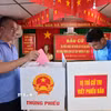 Thuyền viên tàu Hải An 68 bỏ phiếu bầu cử trên tàu Trường Sa 04. (Ảnh: TTXVN phát)