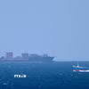 Tàu chở hàng hướng vào eo biển Hormuz. (Ảnh: AFP/TTXVN)