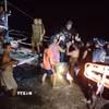 Người dân tham gia hoạt động cứu hộ sau vụ cháy phà ngoài khơi tỉnh Palawan, Philippines tối 9/9/2026. (Ảnh: THX/TTXVN phát)