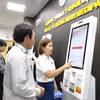 Hướng dẫn người dân đăng ký thủ tục khám bệnh. (Ảnh: Mỹ Hà/TTXVN)