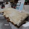 Một phần của cánh máy bay MH 370 được bày. (Ảnh: Hằng Linh/TTXVN)