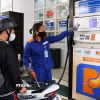 Mua, bán xăng tại điểm kinh doanh xăng dầu Petrolimex trên đường Trần Hưng Đạo, quận Hoàn Kiếm, Hà Nội. (Ảnh: Lê Đông/TTXVN)