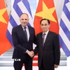 Bộ trưởng Ngoại giao Lê Hoài Trung đón Bộ trưởng Ngoại giao Hy Lạp George Gerapetritis. (Ảnh: An Đăng/TTXVN)