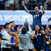 Niềm hạnh phúc của Messi (phía trên) khi lập cú đúp kiến tạo để đồng đội ghi bàn, giành chiến thắng ngược dòng ngoạn mục 2-1 trước tuyển Anh. (Ảnh: THX/TTXVN phát)