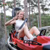 Du khách quốc tế trải nghiệm xe trượt núi (Alpine Coaster) dài khoảng 2.400m. (Ảnh: Hoàng Hiếu/TTXVN)
