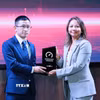 Bà Susila Johnston, đại diện Tổ chức Ookla, trao giải thưởng cho Công ty Star Telecom (Unitel). (Ảnh: Xuân Tú/TTXVN)