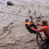 Lực lượng cứu hộ sơ tán người dân khỏi vùng ngập lụt do mưa bão tại tỉnh Ilocos Sur, Philippines. (Ảnh: THX/TTXVN)