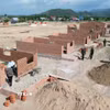 Công trường khu tái định cư xã Ia Hiao (tỉnh Gia Lai) được đẩy nhanh tiến độ xây dựng để bàn giao cho người dân. (Ảnh: Hoài Nam/TTXVN)