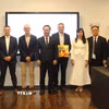 Đoàn công tác chụp ảnh lưu niệm với các đại biểu Đại học Paris-Saclay. (Ảnh: Đào Dũng/TTXVN)