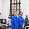 Hai bị cáo Lê Văn Khẹt và Nguyễn Quốc Toàn tại phiên tòa. (Ảnh: Thanh Vân/TTXVN)