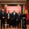 Đại sứ Việt Nam tại New Zealand Phan Minh Giang và phu nhân chụp ảnh kỷ niệm cùng Chủ tịch Quốc hội New Zealand Gerry Brownlee, Bộ trưởng Thương mại Todd McClay, Thứ trưởng Ngoại giao Grahame Morton. (Ảnh: Diệu Linh/TTXVN)