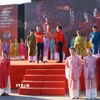 Nghi thức trao đuốc Hành trình "Tôi yêu Tổ quốc tôi" cho đại diện Thành Đoàn Huế. (Ảnh: Văn Dũng/TTXVN)