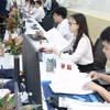 Chuyên viên tiếp nhận hồ sơ của người dân, doanh nghiệp tại Trung tâm Phục vụ hành chính công Thành phố Hồ Chí Minh. (Ảnh: Xuân Anh/TTXVN)