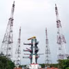 Tên lửa đẩy GSLV-F18 mang theo vệ tinh NVS-03 trên bệ phóng tại Trung tâm Vũ trụ Satish Dhawan ở Sriharikota, bang Andhra Pradesh, Ấn Độ. (Ảnh: ANI/TTXVN phát)