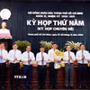 Lãnh đạo Thành ủy, Hội đồng Nhân dân, Ủy ban Nhân dân Thành phố tặng hoa chúc mừng ông Trương Minh Huy Vũ được bầu giữ chức Phó Chủ tịch Ủy ban Nhân dân Thành phố Hồ Chí Minh. (Ảnh: Xuân Khu/TTXVN)