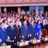 Các đại biểu tham dự thực hiện nghi lễ chào cờ. (Ảnh: Hoàng Hiếu/TTXVN)