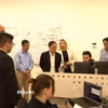 Chuyên gia của Qarakal Quantum giới thiệu với Đại sứ Nguyễn Kỳ Sơn về các ứng dụng tiềm năng của công nghệ lượng tử. (Ảnh: Thanh Bình/TTXVN)
