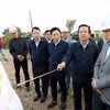 Chủ tịch Ủy ban Nhân dân tỉnh Hưng Yên Phạm Quang Ngọc kiểm tra tiến độ thực hiện dự án tuyến đường cao tốc CT.08 đoạn qua xã Hồng Vũ. (Ảnh: Thế Duyệt/TTXVN)