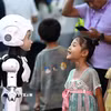 Robot tương tác với các em nhỏ. (Ảnh minh họa. THX/TTXVN phát)