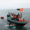 Lực lượng đồn biên phòng cùng chính quyền địa phương tìm kiếm ngư dân mất tích. (Ảnh: Công Tường/TTXVN)